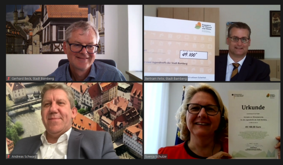 Glückliche Gesichter bei der ersten digitalen Fördergeldübergabe in Bamberg