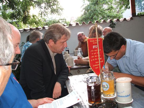 Diskussion im Biergarten 1